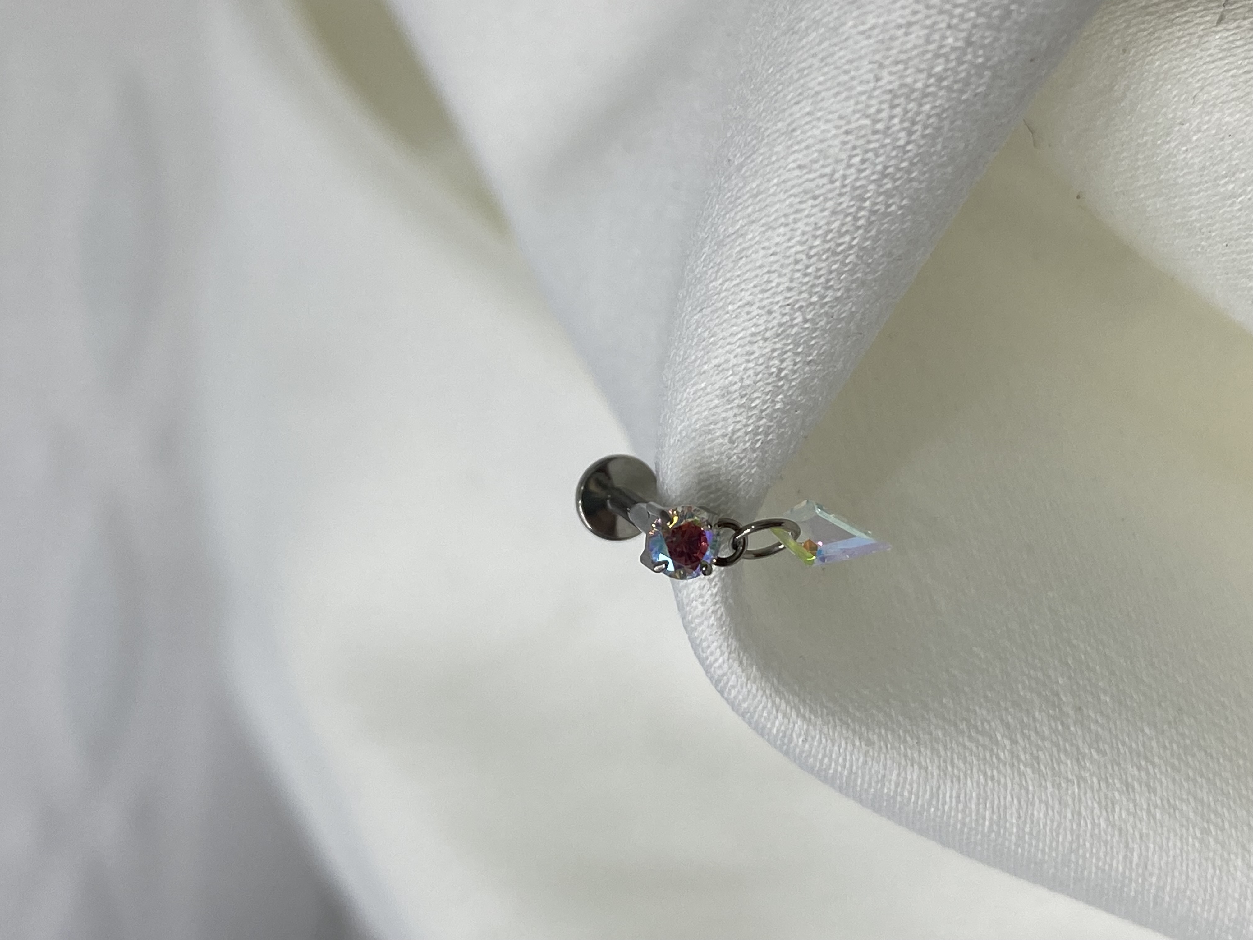 Labret ponto de luz com pingente
